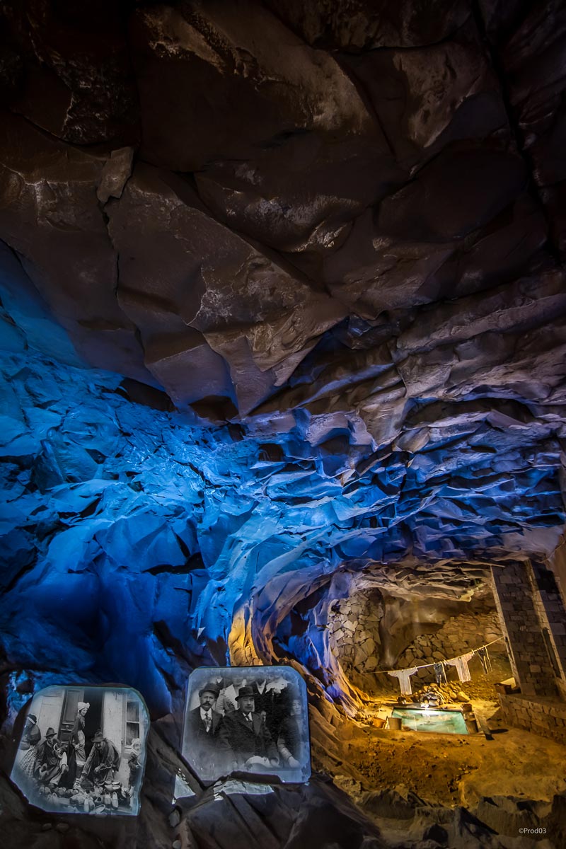Vue de l'intérieur de la Grotte de la Pierre de Volvic avec le bassin